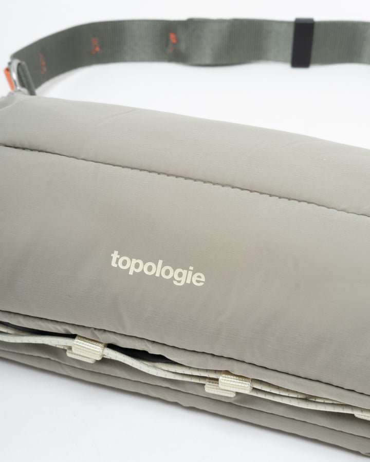 Topologie Bottle Sacoche Medium Moss Putty Silky Peach + Utility Sling Wide Woods Sinnet Keychain Arcade Orange