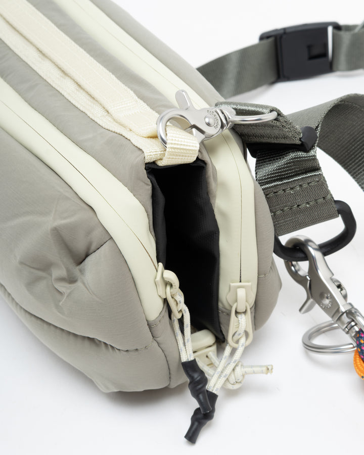 Topologie Bottle Sacoche Medium Moss Putty Silky Peach + Utility Sling Wide Woods Sinnet Keychain Arcade Orange