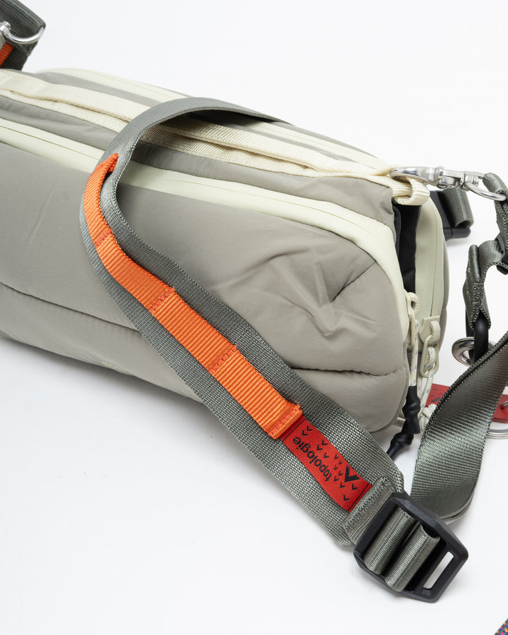 Topologie Bottle Sacoche Medium Moss Putty Silky Peach + Utility Sling Wide Woods Sinnet Keychain Arcade Orange