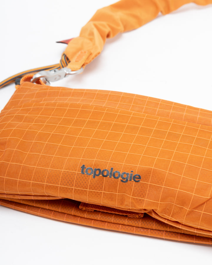 Topologie フォンサコッシュ 90 バーンオレンジ グレーズドリップストップ + バンジーストラップ オレンジテックサテン