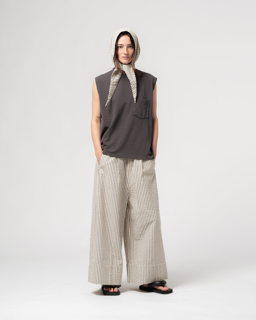 Jackie Scarf Belfast Seersucker Iron/Off-White